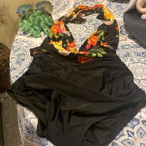 Cupshe - one piece bathing suit black/floral top